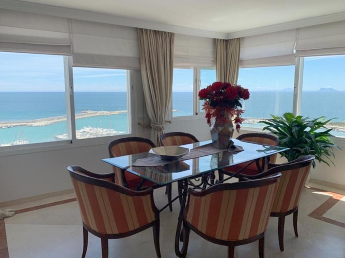 Apartment Penthouse in Estepona