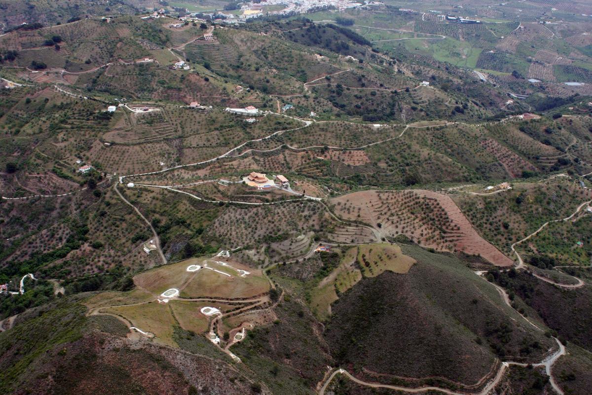 Commercial Farm in Alozaina