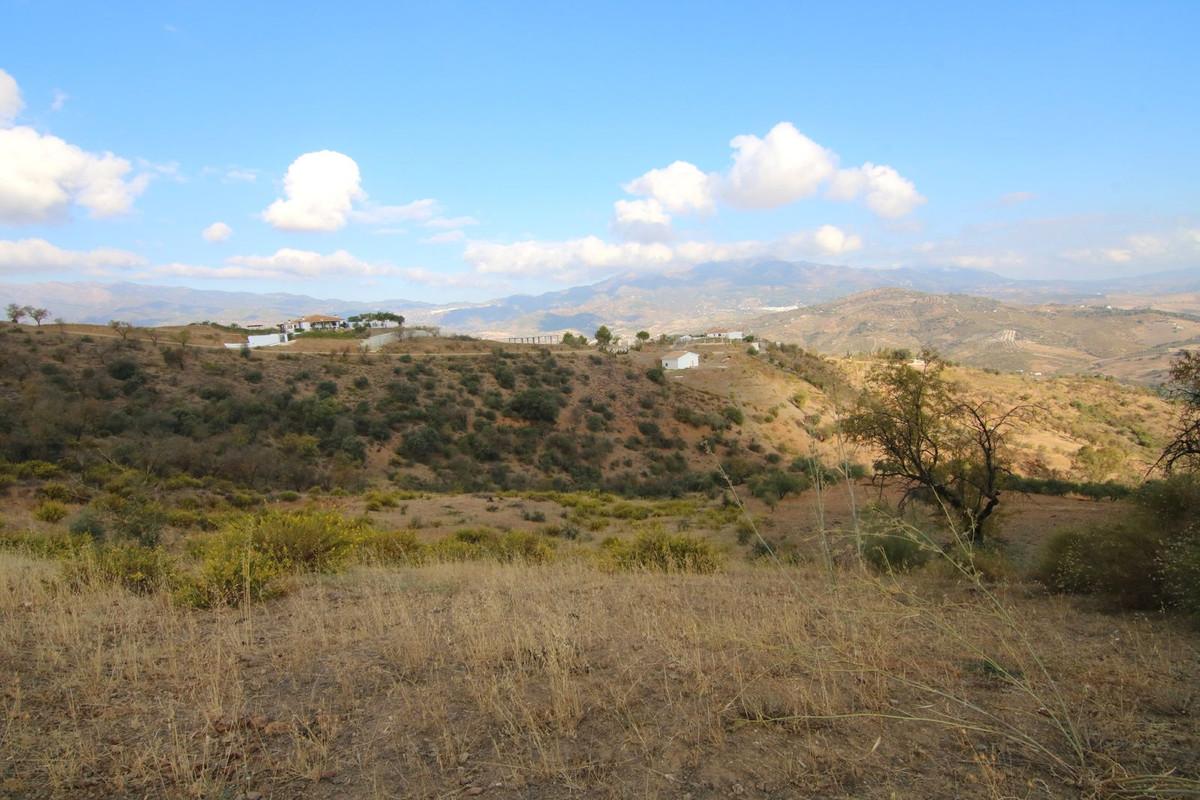 Plot Land in Guaro