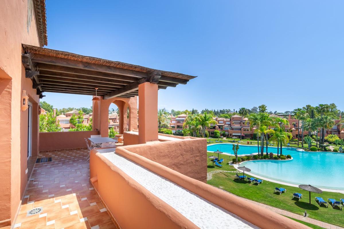 Apartment Penthouse in Guadalmina Baja