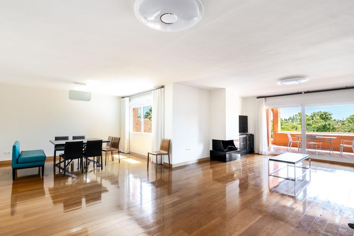 Apartment Penthouse in Guadalmina Baja