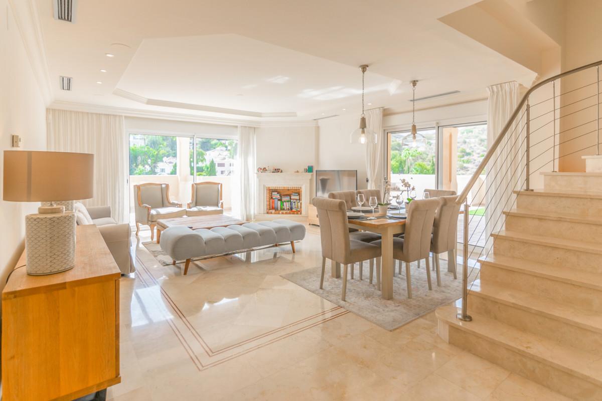 Apartment Penthouse in Nueva Andalucía