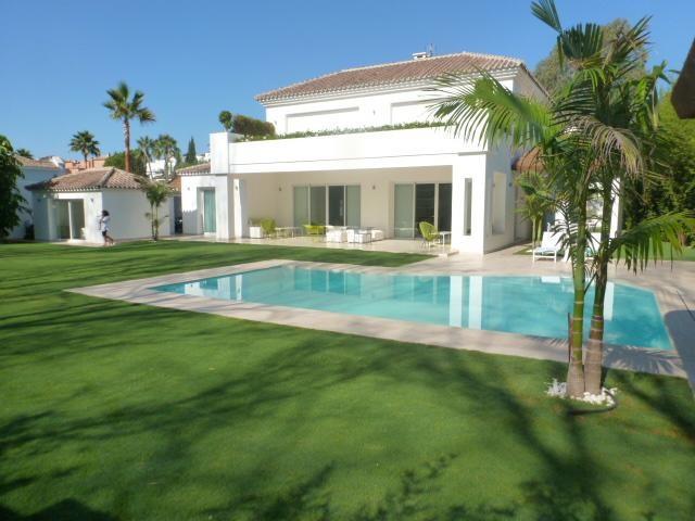 Villa Detached in Guadalmina Baja