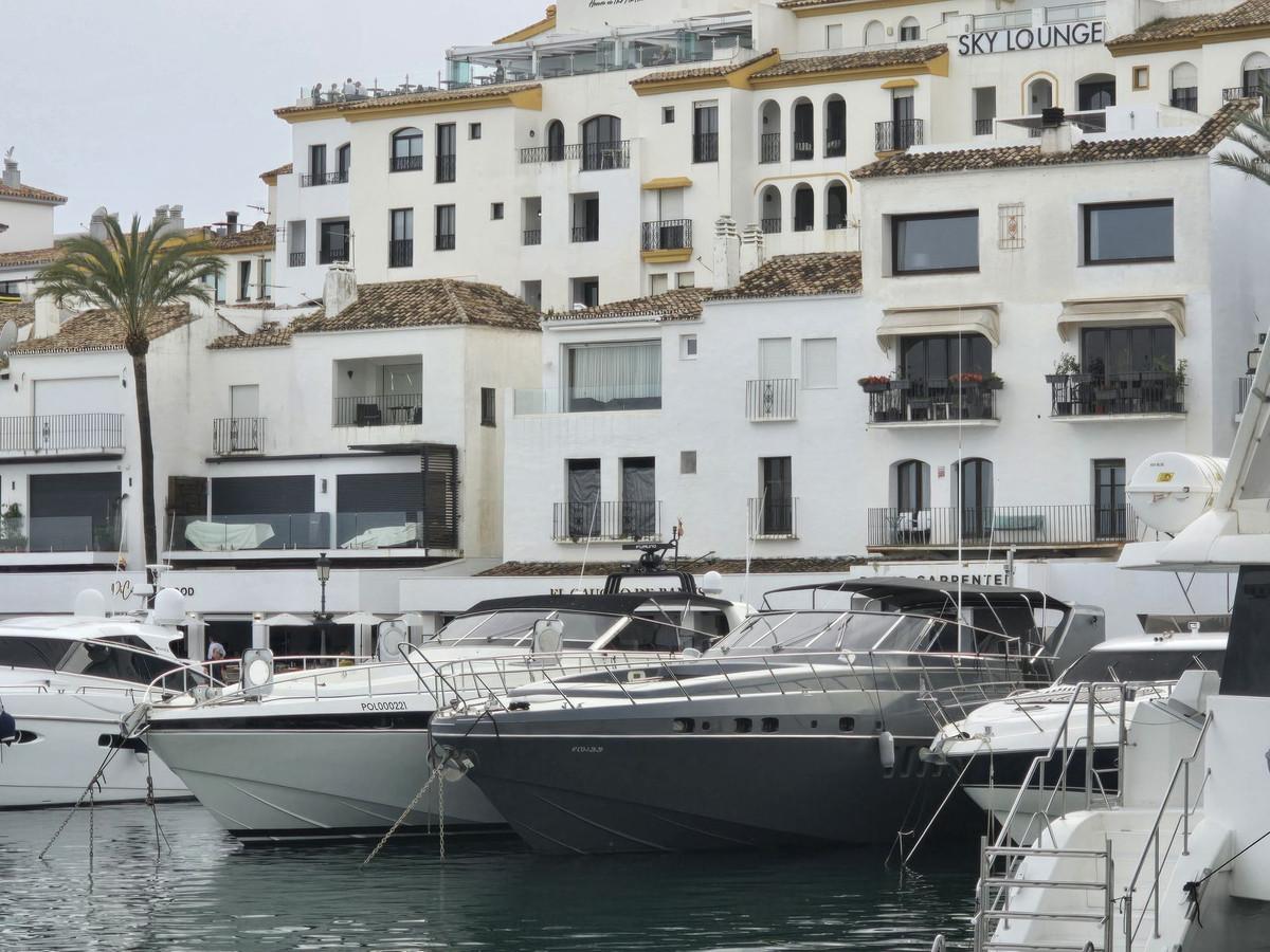 Commercial Mooring in Puerto Ban&uacute;s