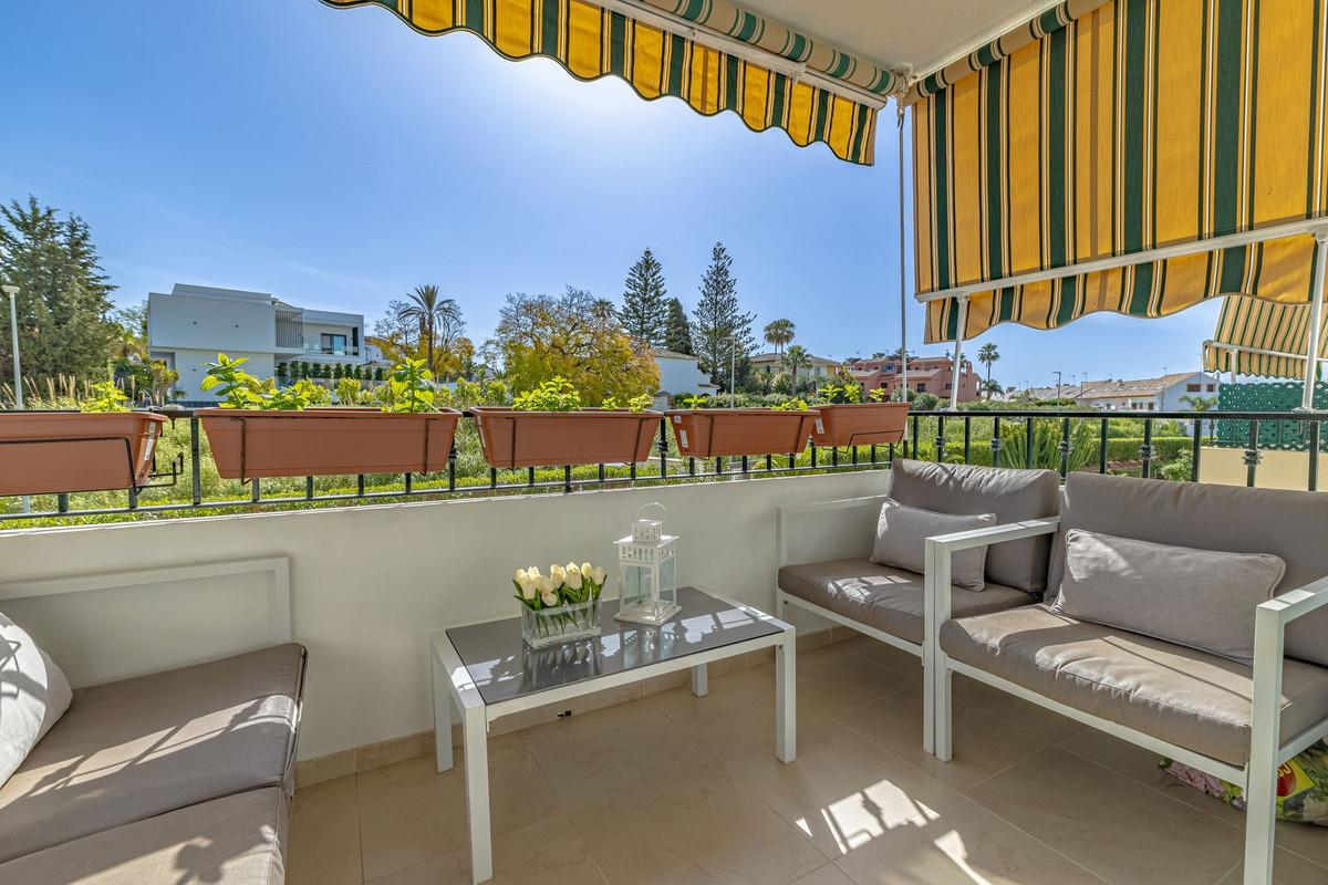 Apartment Middle Floor in Guadalmina Alta