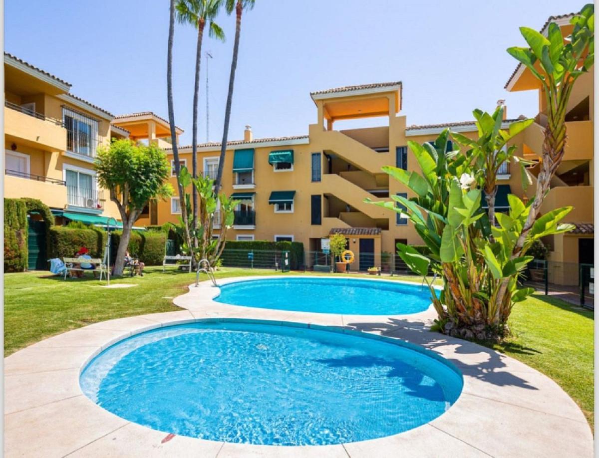 Apartment Middle Floor in Guadalmina Baja
