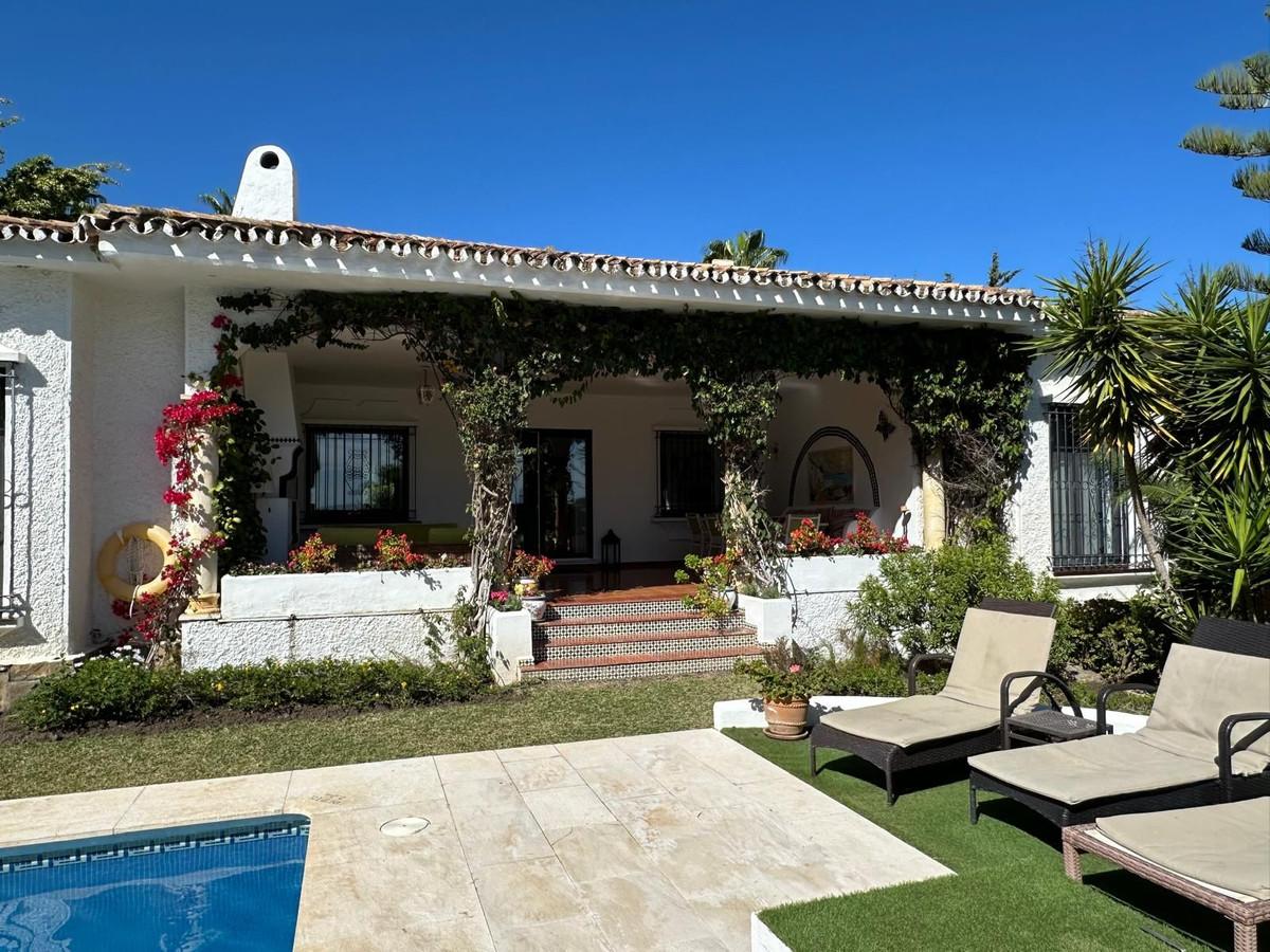 Villa Detached in El Paraiso