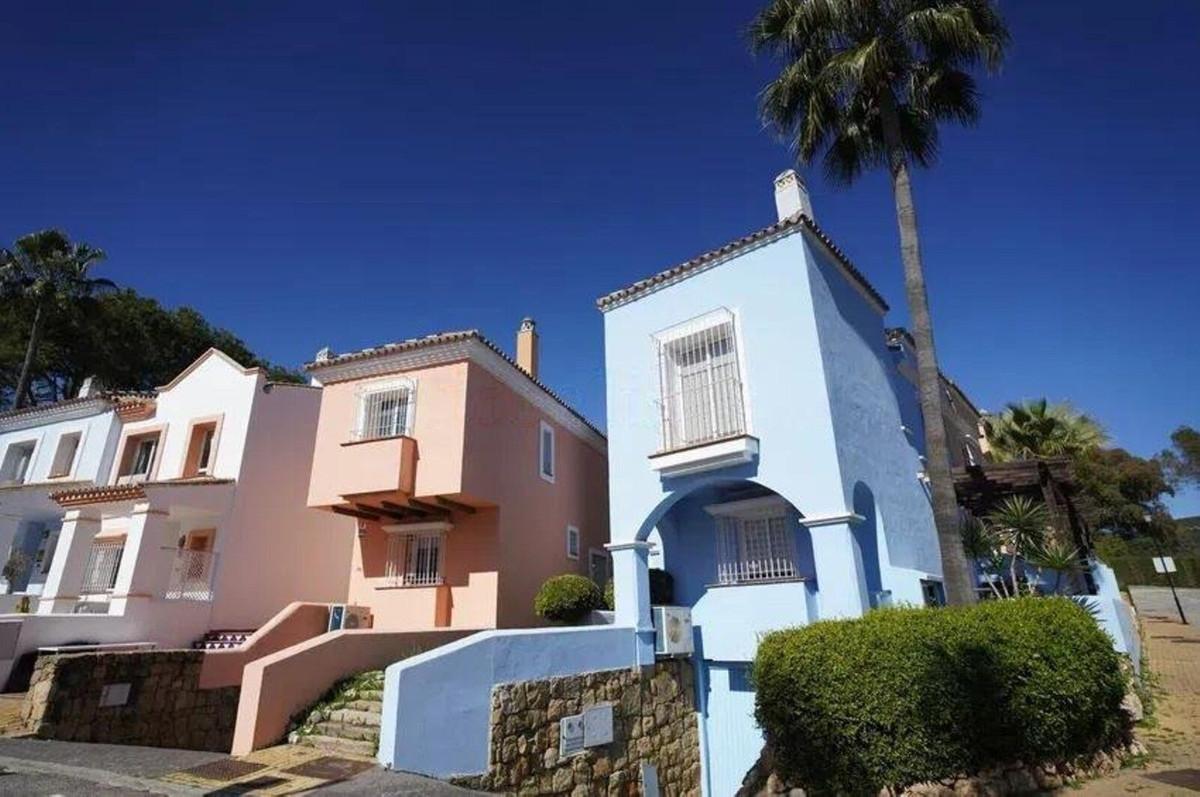 Townhouse Terraced in Nueva Andalucía