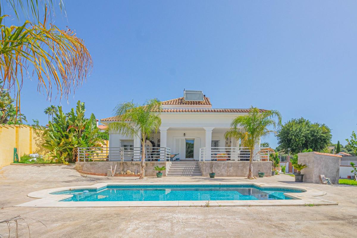 Villa Detached in Pueblo Nuevo de Guadiaro