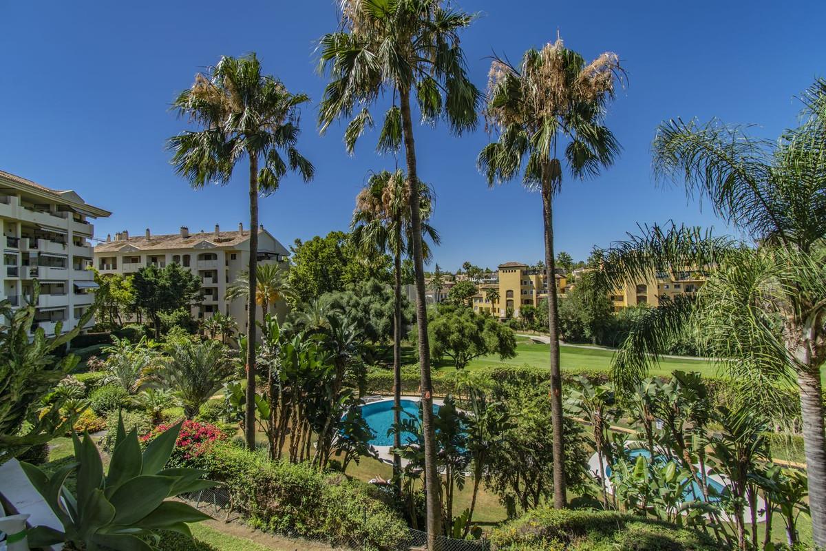 Apartment Middle Floor in Guadalmina Alta
