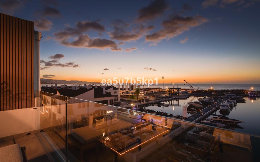 Apartment Penthouse in Puerto Banús