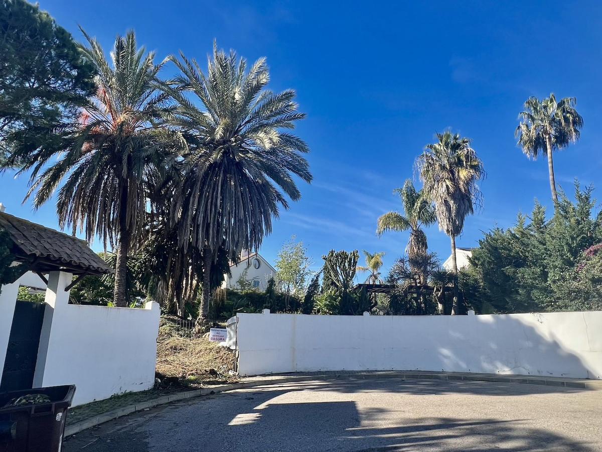 Plot Residential in Guadalmina Baja