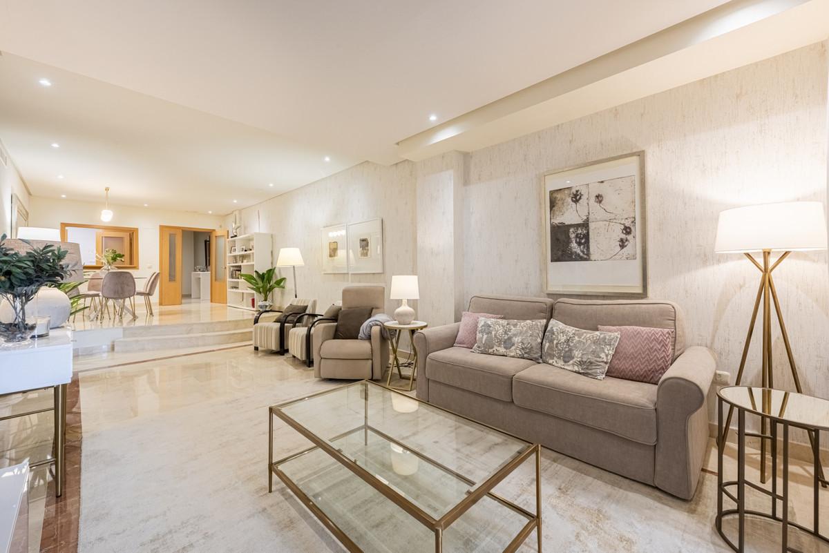 Apartment Middle Floor in Puerto Banús