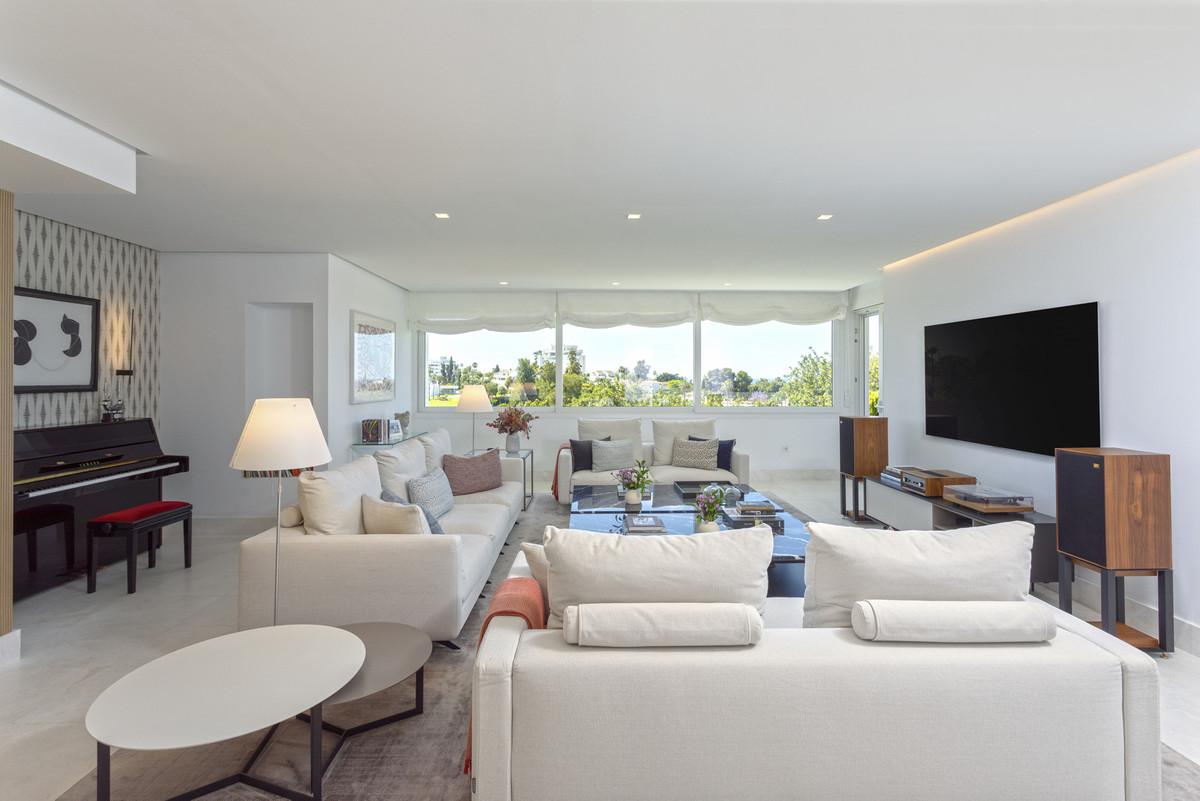 Apartment Middle Floor in Guadalmina Alta
