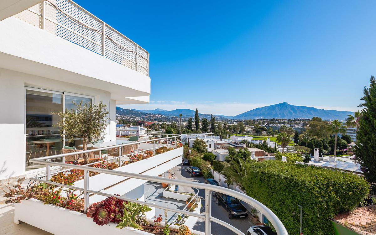 Apartment Penthouse in Guadalmina Alta