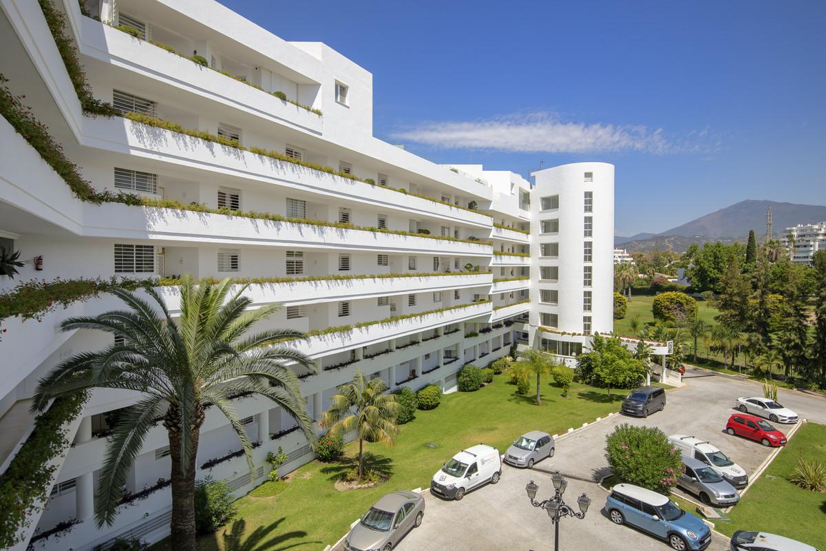 Apartment Middle Floor in Guadalmina Alta