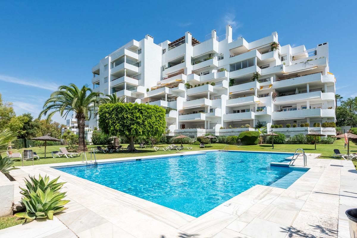 Apartment Middle Floor in Guadalmina Alta
