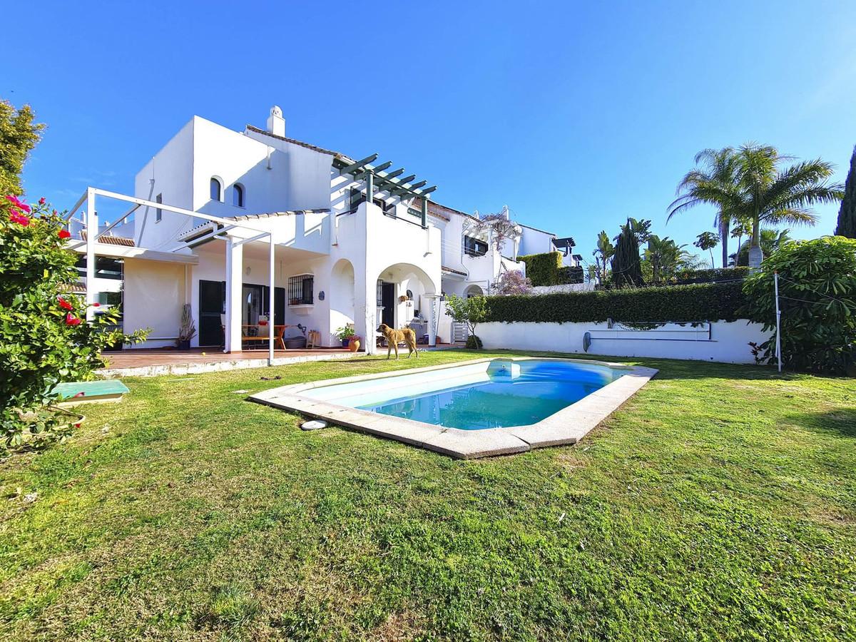 Villa Semi Detached in La Duquesa