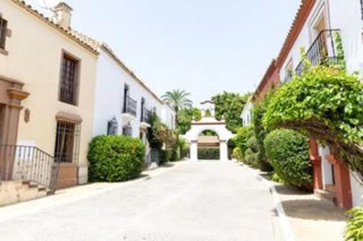Townhouse Terraced in Guadalmina Baja