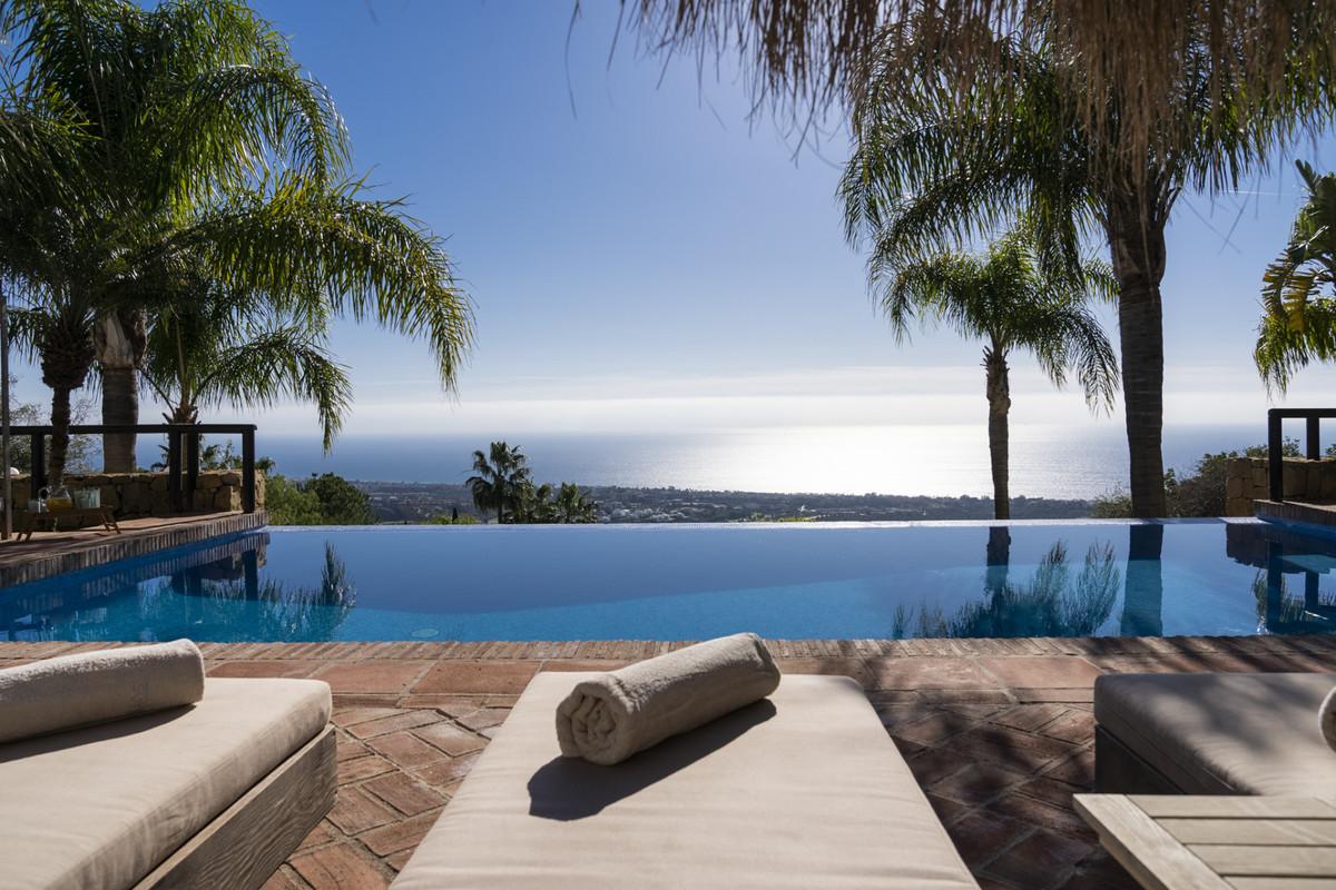 Villa Detached in Altos de los Monteros