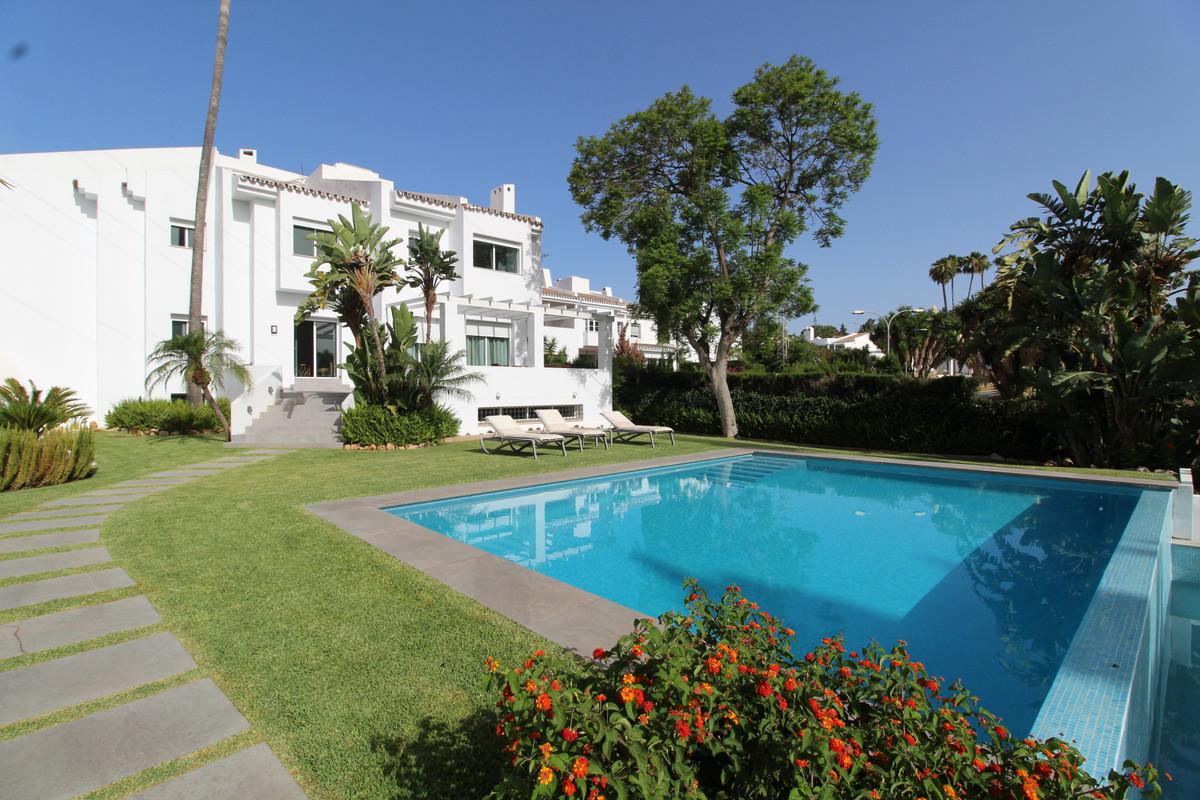 Villa Detached in Nueva Andalucía