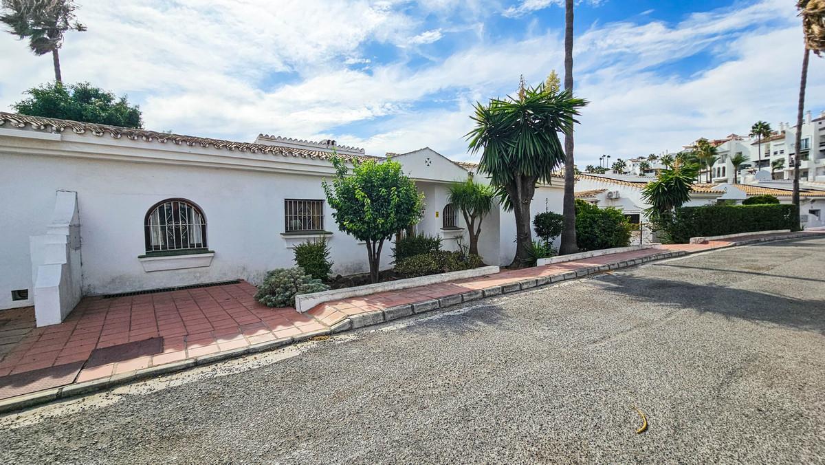 Villa Semi Detached in La Duquesa