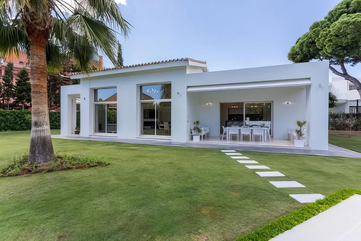 Villa Detached in Guadalmina Baja