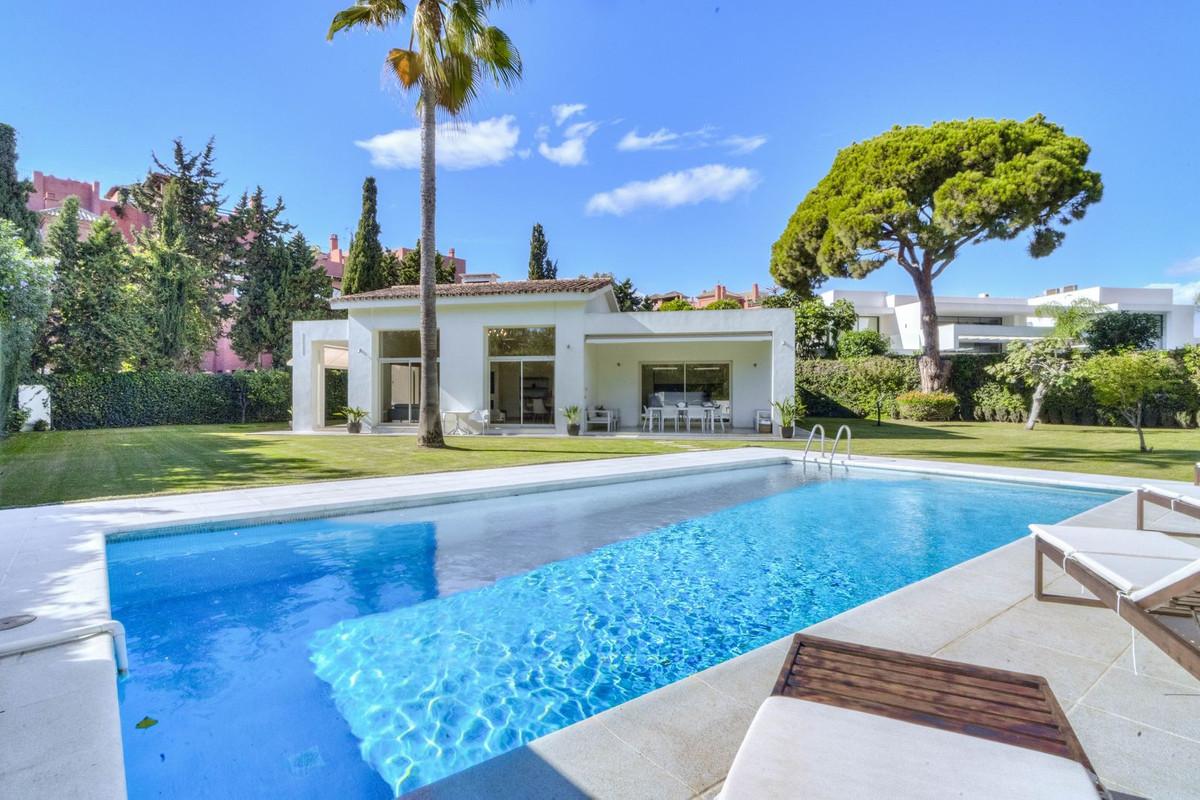 Villa Detached in Guadalmina Baja