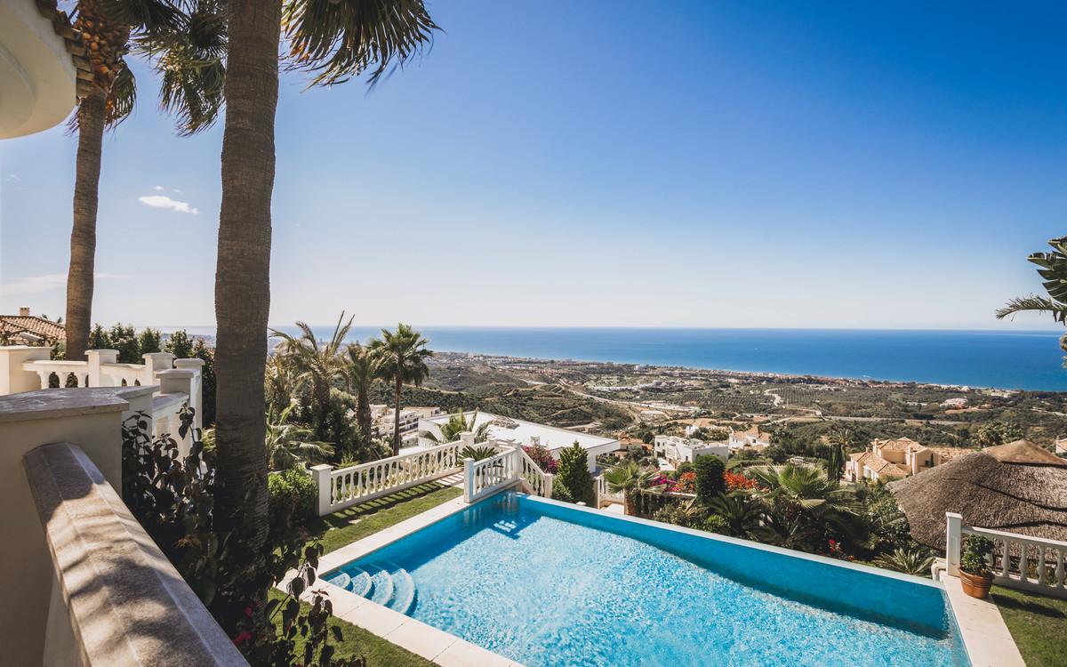 Villa Detached in Altos de los Monteros