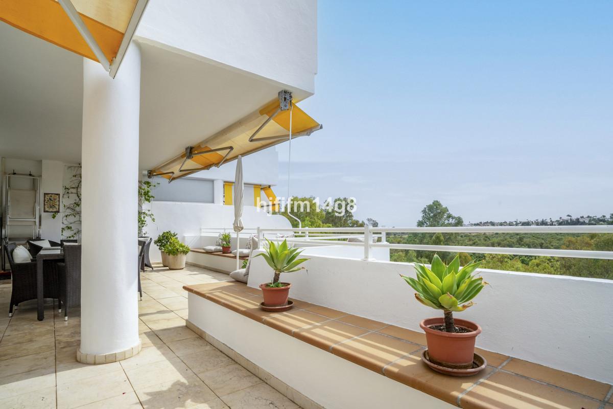 Apartment Middle Floor in Guadalmina Alta