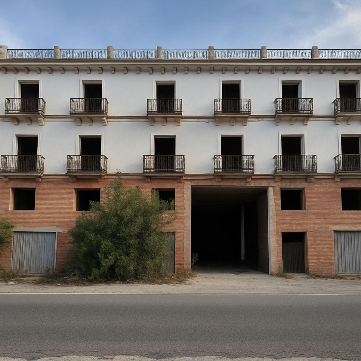 Commercial Hotel in Guaro