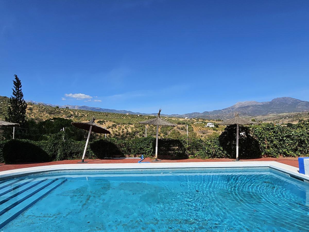 Commercial Hotel in Guaro