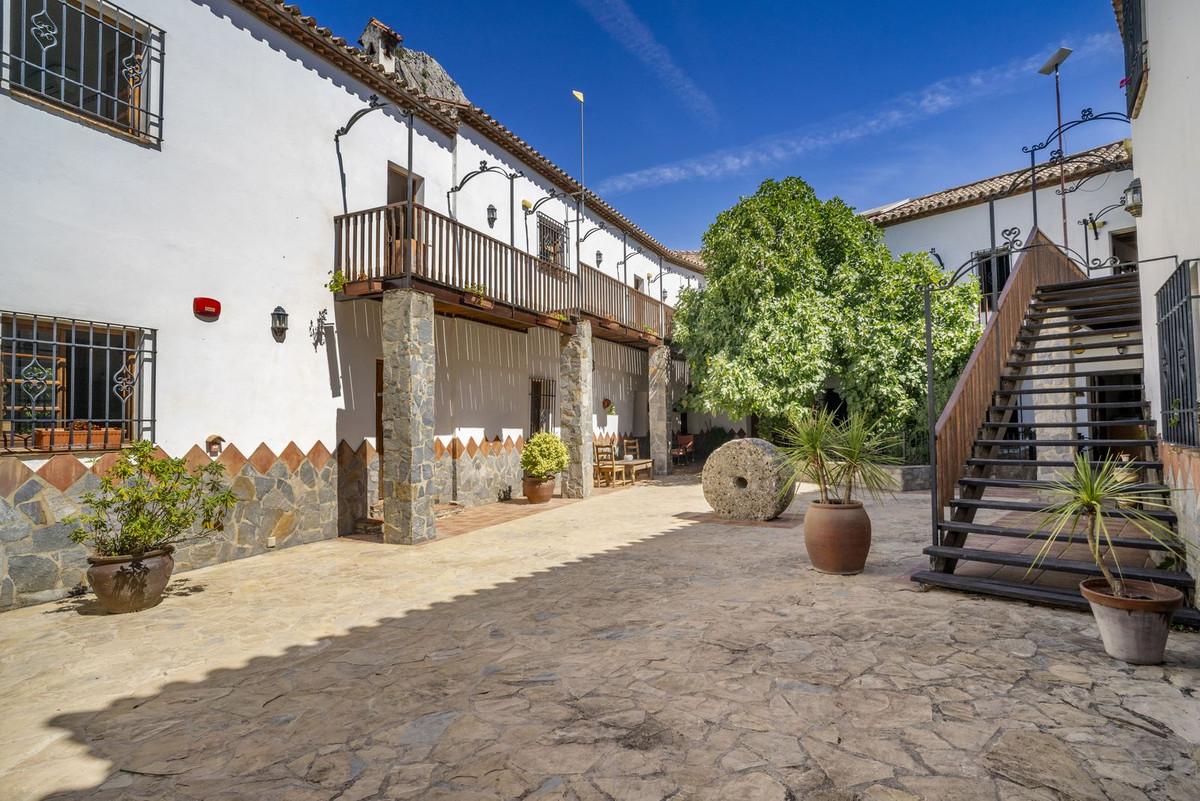Commercial Hotel in Benaoján