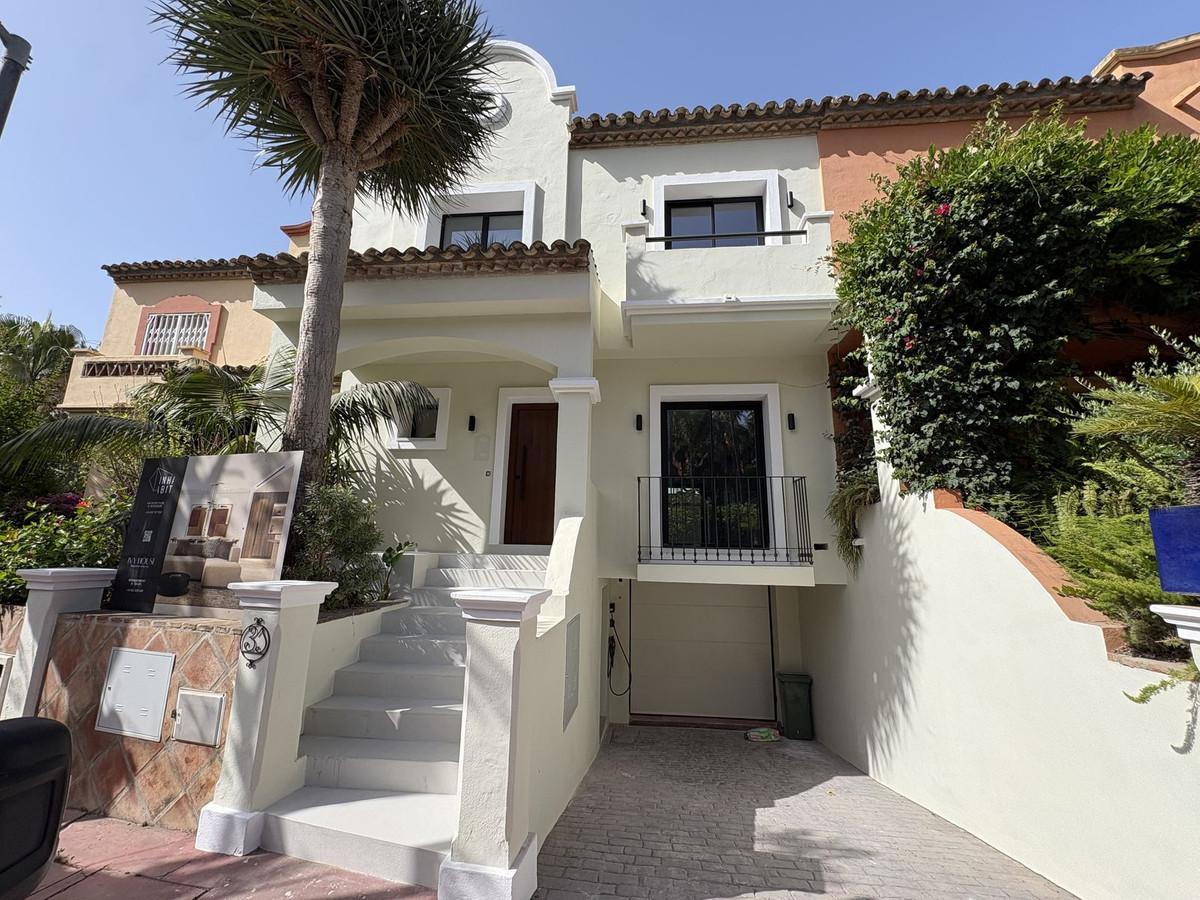 Townhouse Terraced in Nueva Andaluc&iacute;a