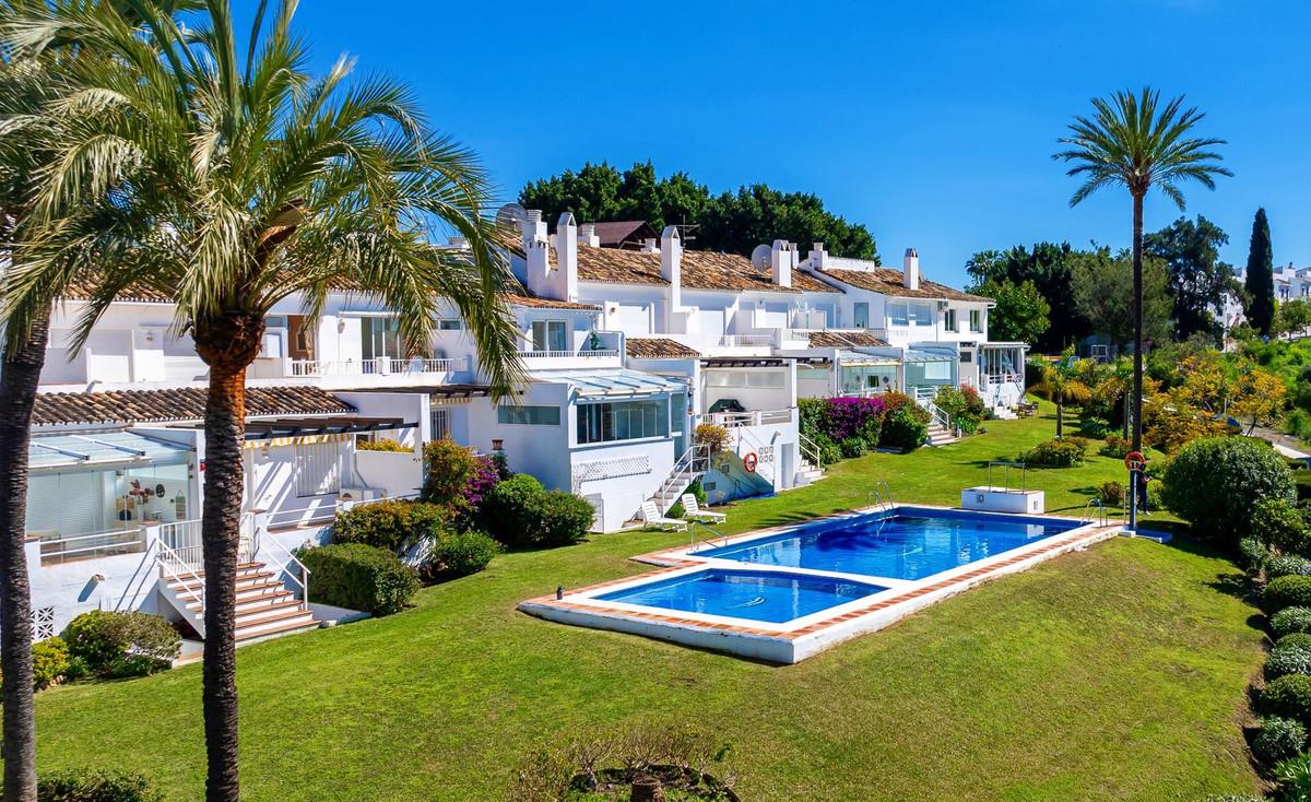 Townhouse Terraced in El Paraiso