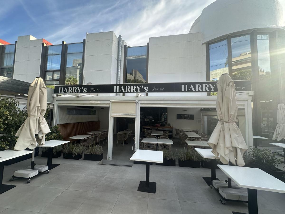 Commercial Restaurant in Puerto Ban&uacute;s
