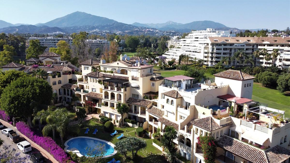 Apartment Penthouse in Guadalmina Alta