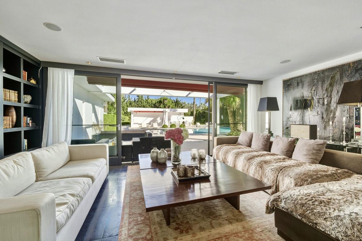 Villa Detached in Guadalmina Baja