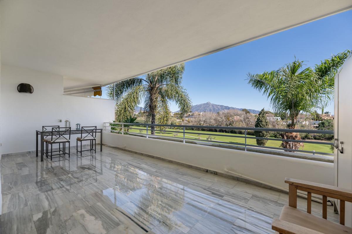 Apartment Middle Floor in Guadalmina Baja