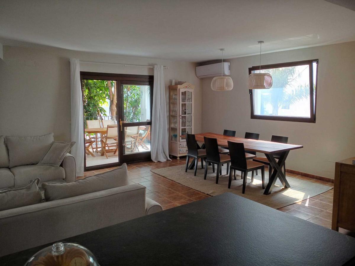 Townhouse Terraced in El Paraiso