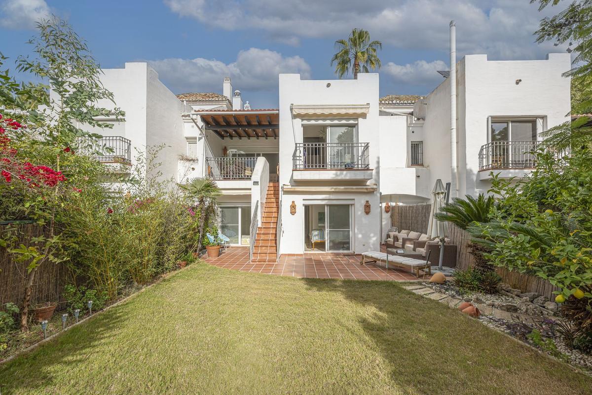 Townhouse Terraced in Ist&aacute;n