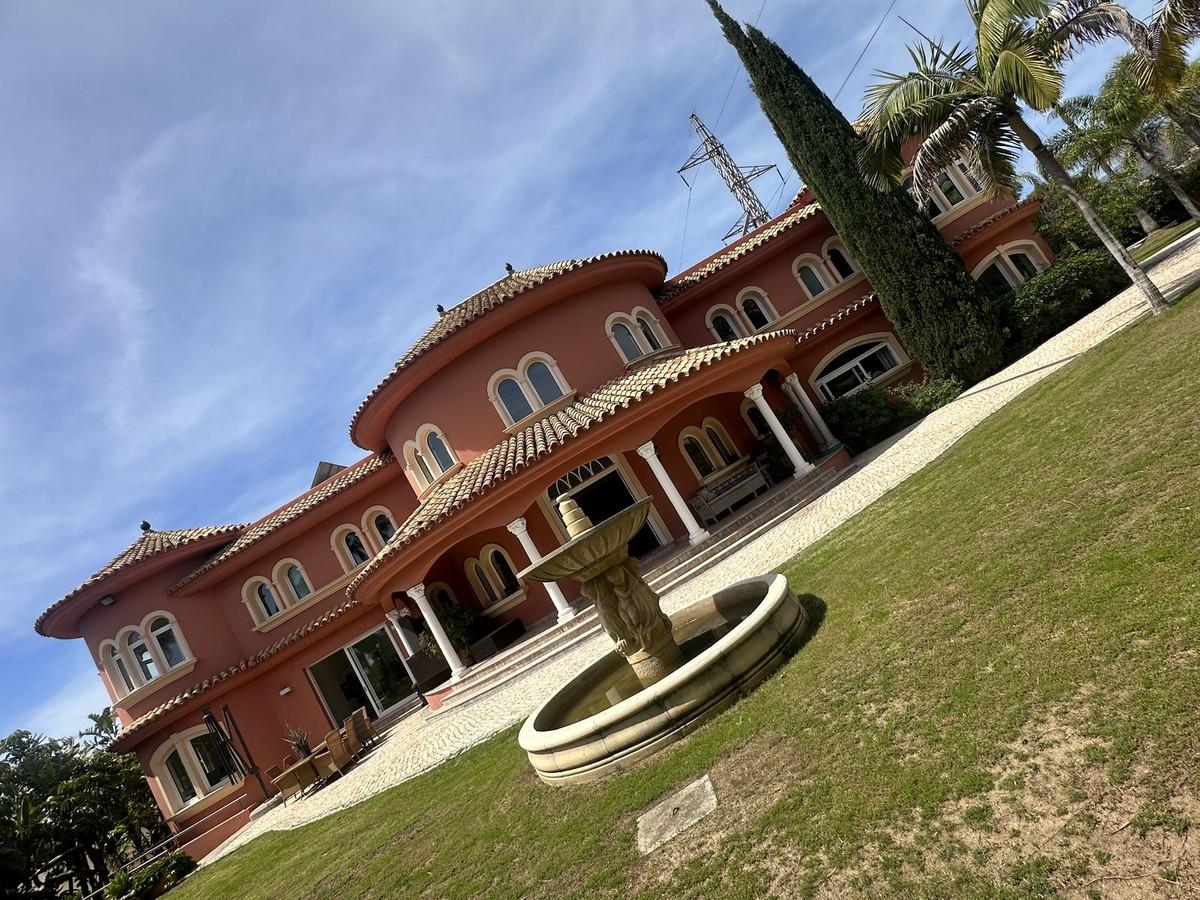 Villa Detached in El Paraiso