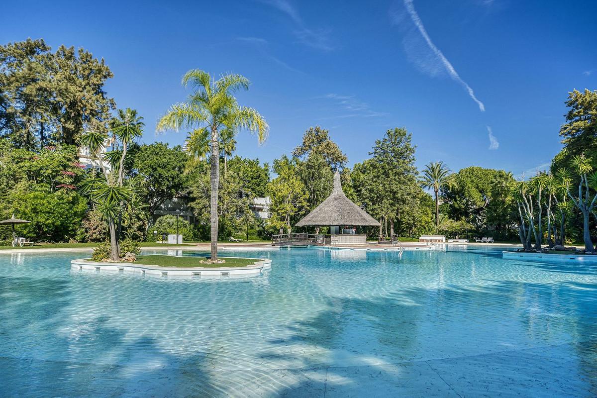 Apartment Penthouse Duplex in Guadalmina Baja