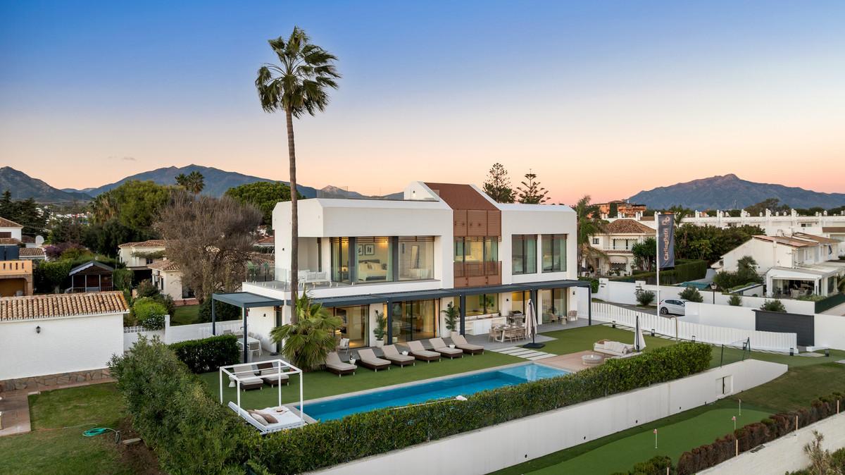 Villa Detached in New Golden Mile