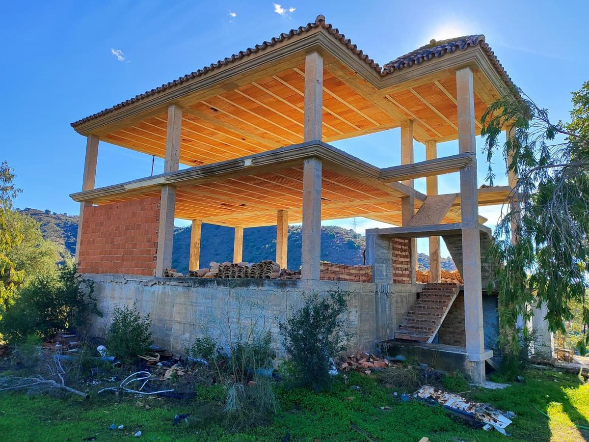 Plot Land in Almog&iacute;a