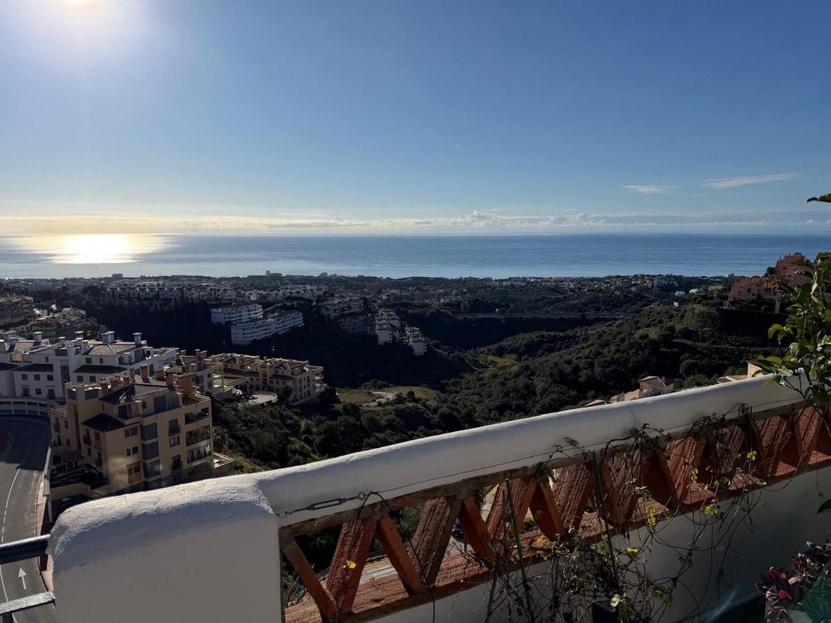 Apartment Penthouse in Calahonda
