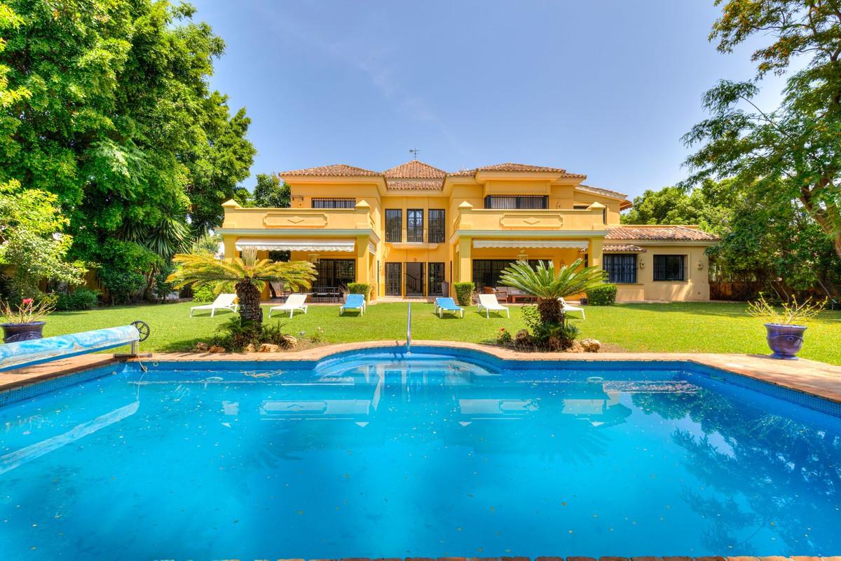 Villa Detached in Guadalmina Baja