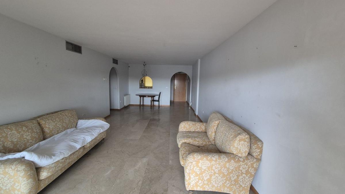 Apartment Middle Floor in Guadalmina Alta