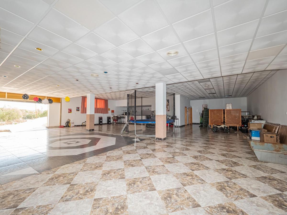 Commercial Commercial Premises in Alozaina