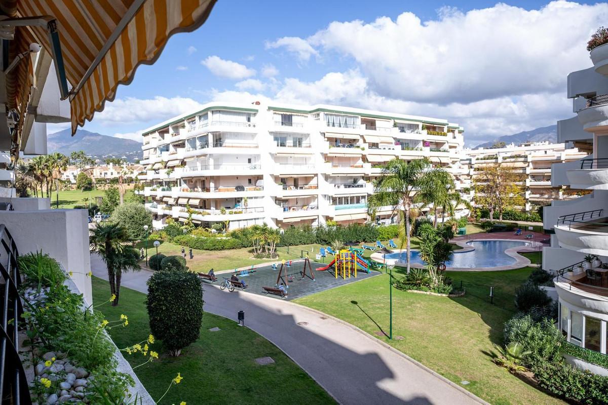 Apartment Middle Floor in Guadalmina Alta
